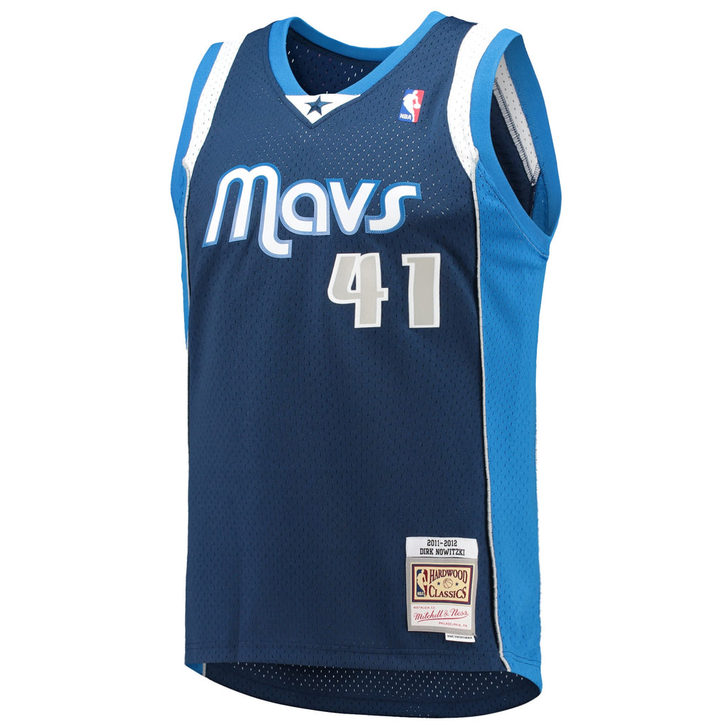 Dallas Mavericks Dirk Nowitzki Mitchell & Ness Navy 2011/12 Hardwood Classics Swingman Jersey for Men product image 3,