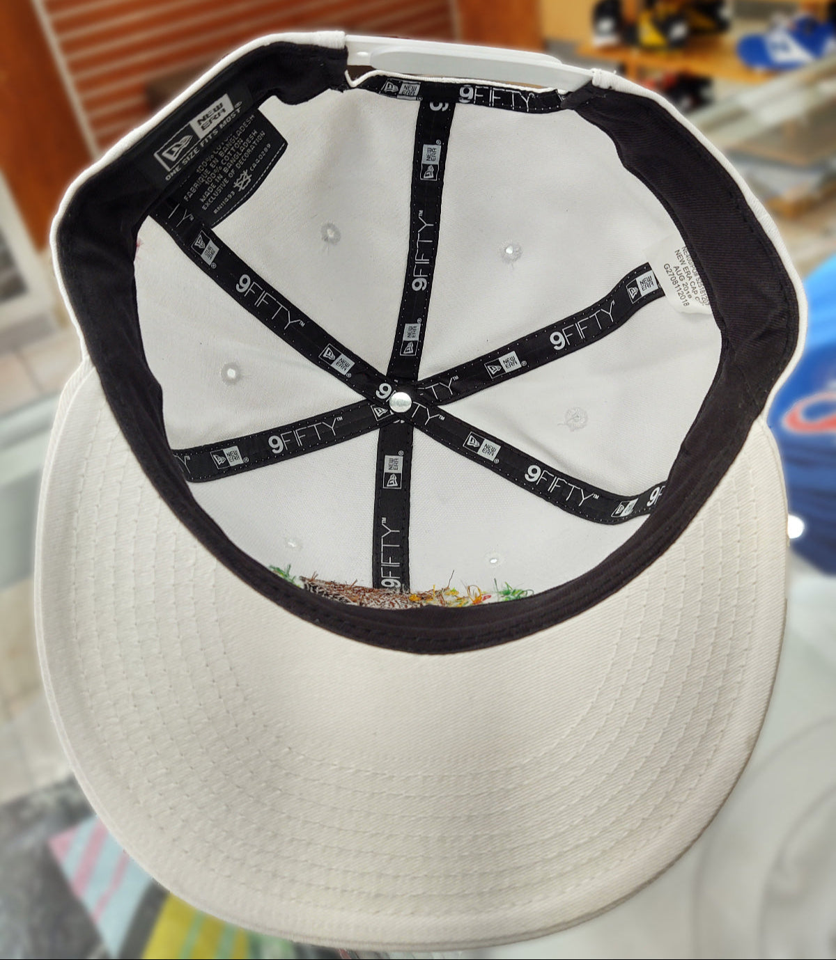 Embroidered Shield and flag Snapback Mexico New Era White Hat product image 4, provided for visual reference and product