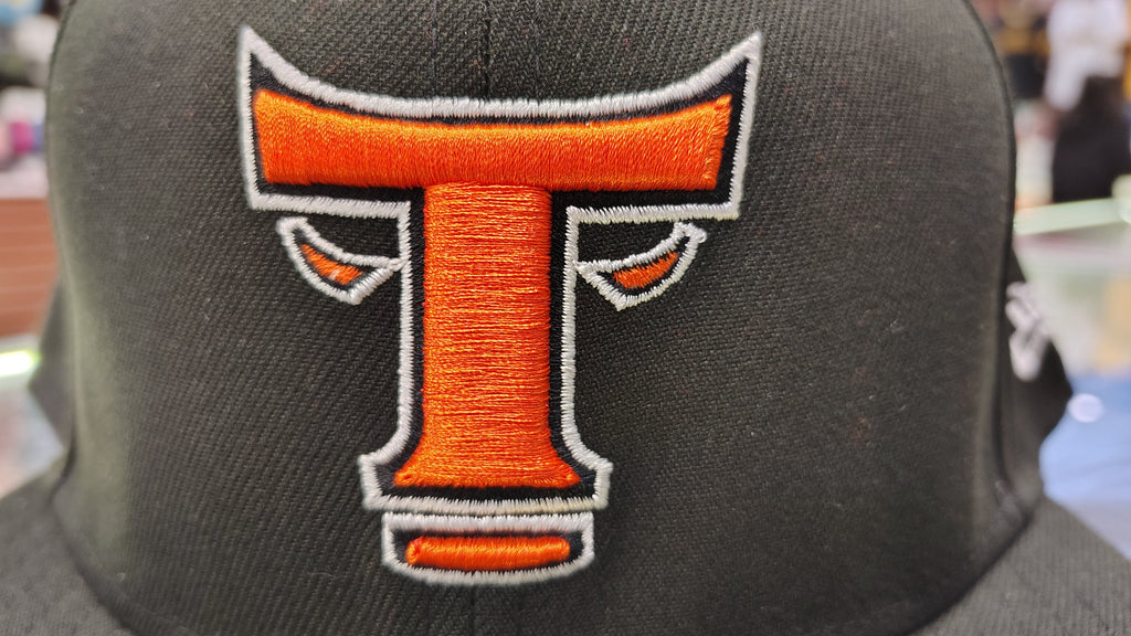 Toros del Este New Era 59FIFTY Fitted Hat - Black product image 2, provided for visual reference and product detail review