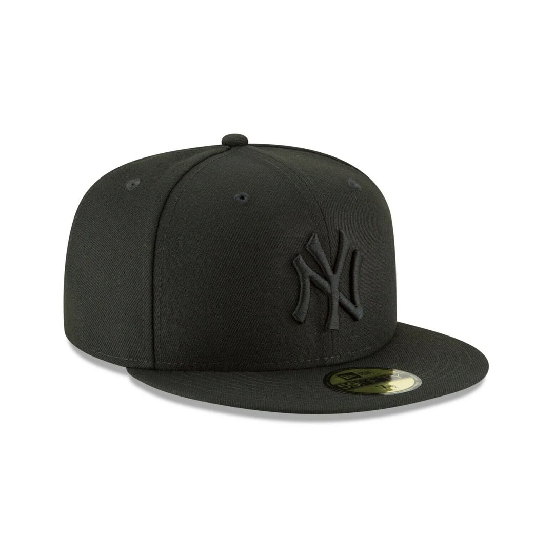 New Era 59FIFTY New York Yankees Fitted Blackout All Black Hat product image 2, provided for visual reference and product