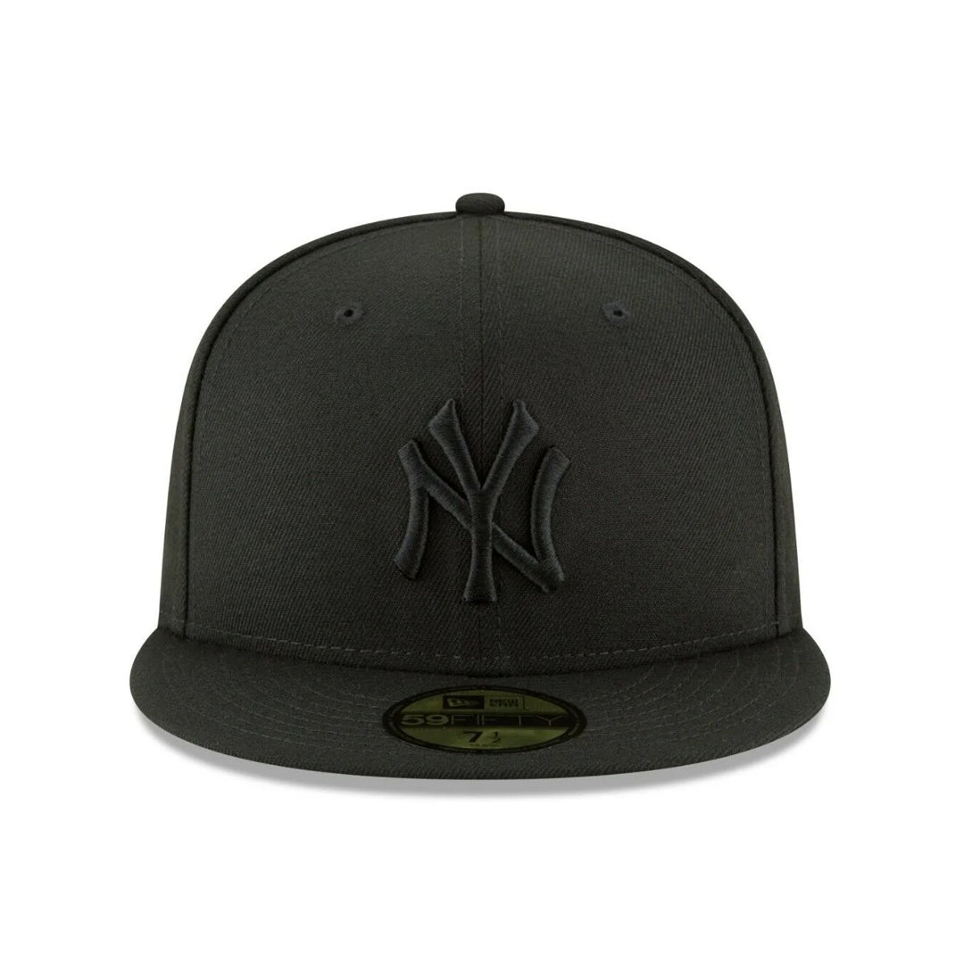 New Era 59FIFTY New York Yankees Fitted Blackout All Black Hat product image 3, provided for visual reference and product