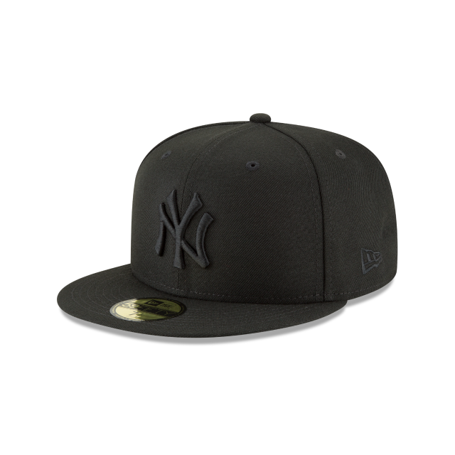 New Era 59FIFTY New York Yankees Fitted Blackout All Black Hat product image 1, provided for visual reference and product