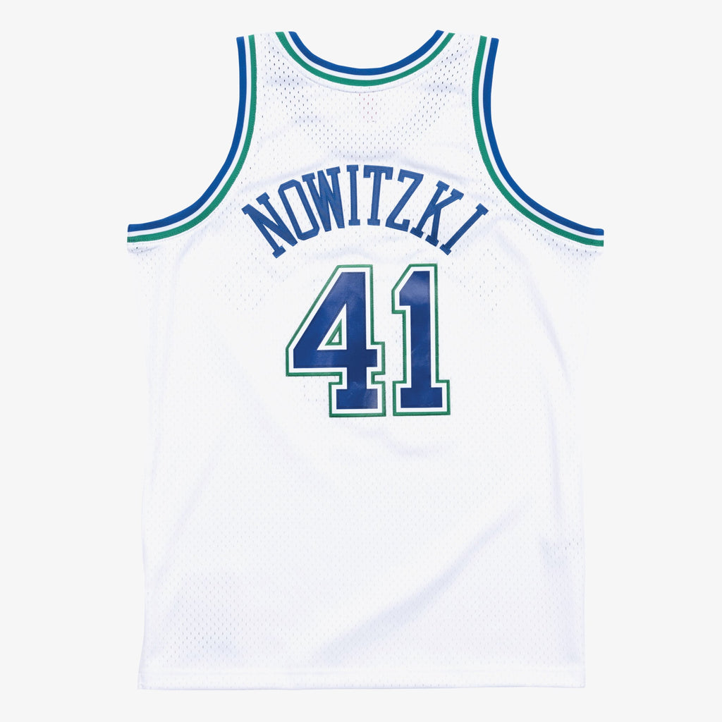 Dallas Mavericks Dirk Nowitzki Mitchell & Ness White 1998-99 Hardwood Classics Swingman Jersey for Men product image 3,