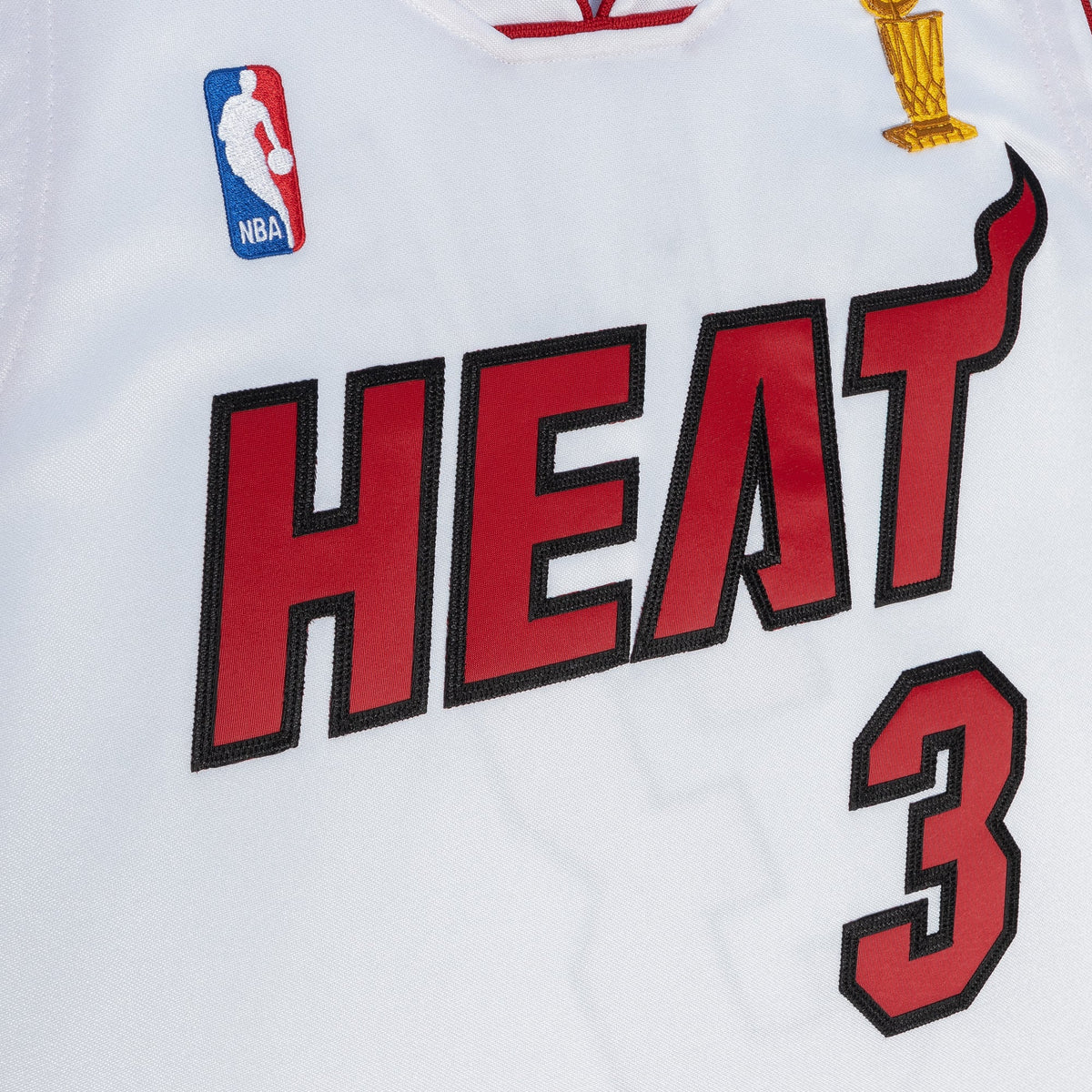 Miami Heat Dwyane Wade Mitchell & Ness White 2005-06 Authentic Player Jersey for Men product image 5, provided for visual